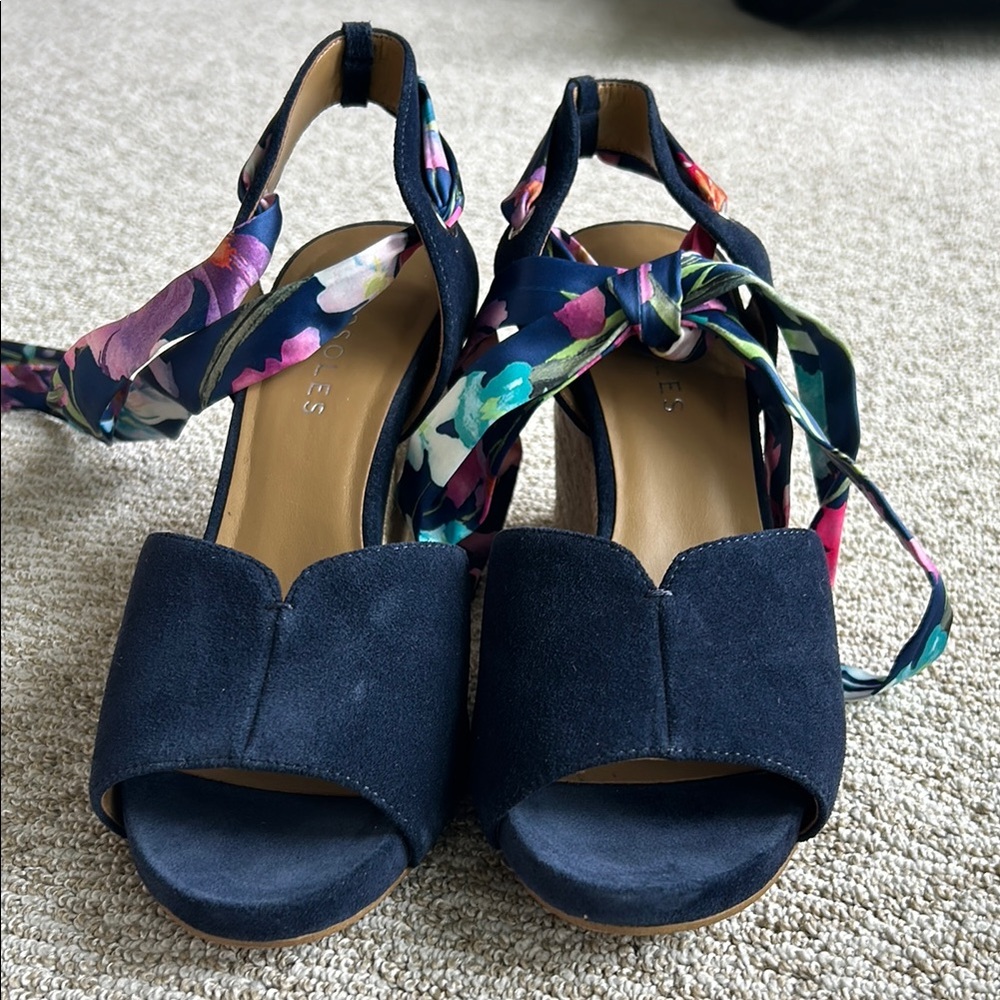 Elegant Navy Sandals with Floral Accents